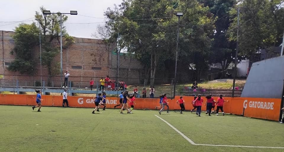 Equipo del Liceo Español en torneo de voleibol