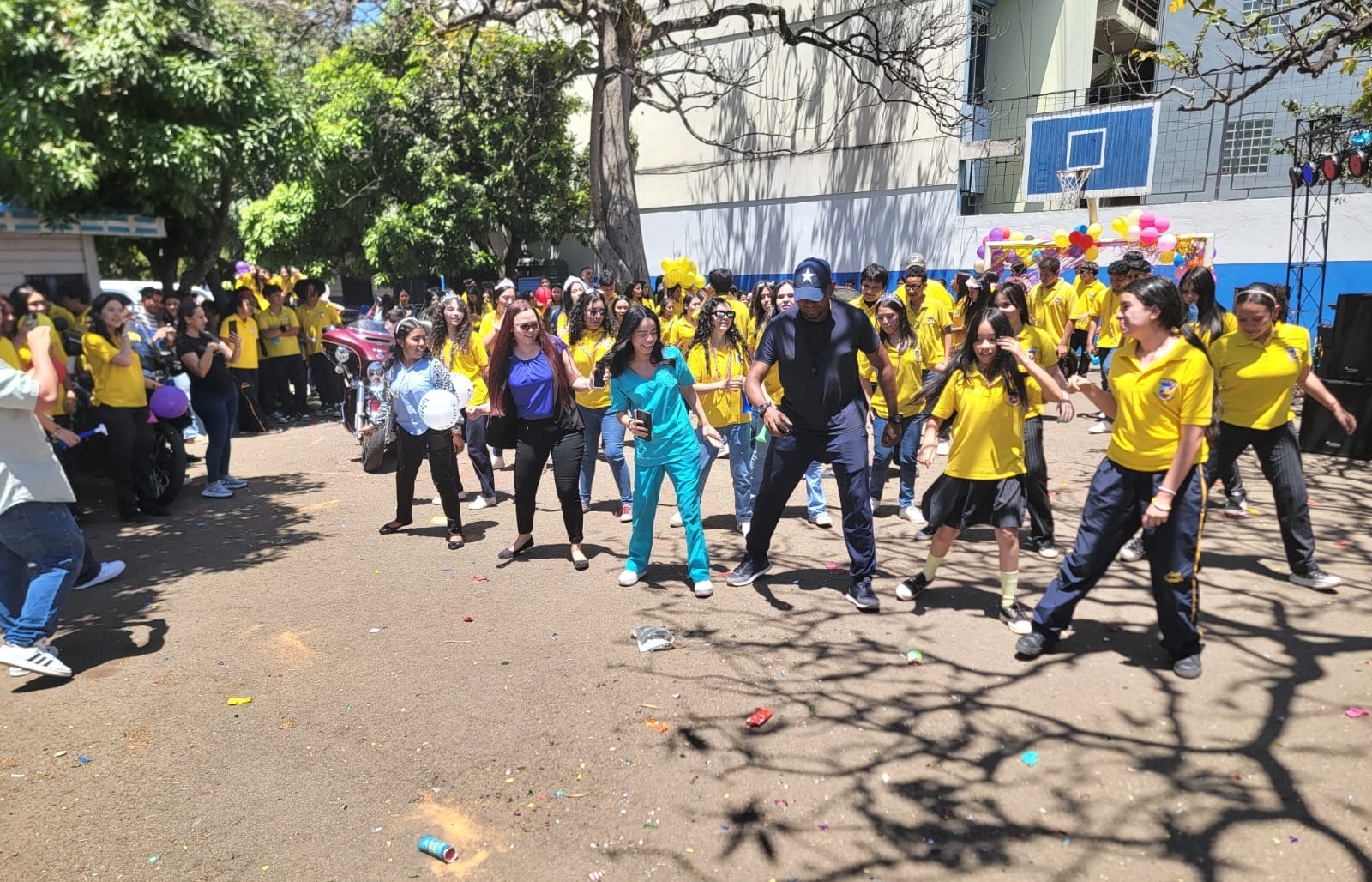 Estudiantes participando en actividades